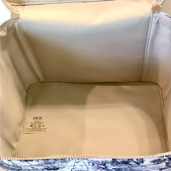 DIOR-“AROUND THE WORLD” VANITY CASE/HAND TOWELS/CAPTURE TOTALE HYALUSHOT & CREAM - Picture 7 of 16